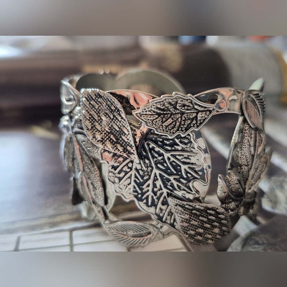Silver Tone Bracelet With Leaves Motif